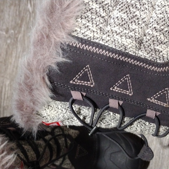 The North Face gray suede boots with soft purple accents. Size 6 - Picture 7 of 14